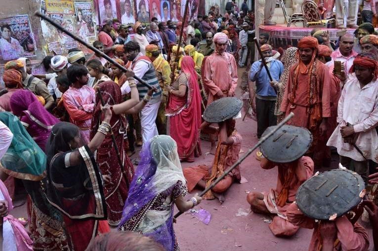 هند,جشنواره سالانه,کتک خوردن مردان,زنان هندی,shabnamha.ir,شبنم همدان,afkl ih,شبنم ها