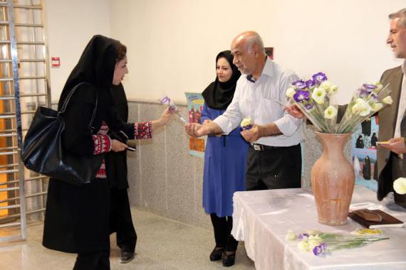 امر به معروف حجاب با اهداي شاخه‌هاي گل به دانشجويان واحد همدان