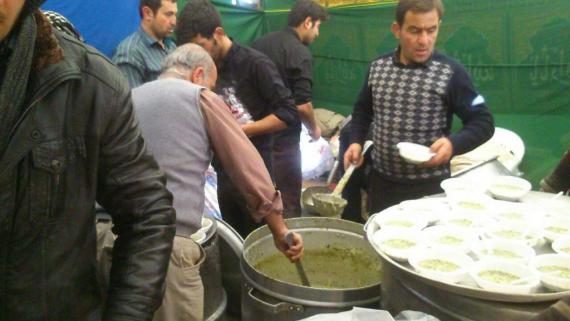  گزارش تصویری استقبال از زائرین اربعین حسینی در موکبی به یاد قافله سالار مدافعین حرم 