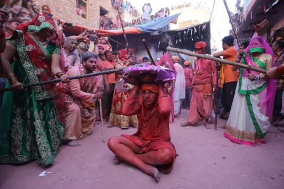 هند,جشنواره سالانه,کتک خوردن مردان,زنان هندی,shabnamha.ir,شبنم همدان,afkl ih,شبنم ها
