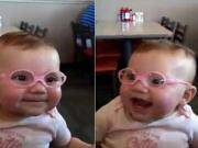 عکس العمل زیبای یک کودک وقتی که برای بار اول به کمک عینک موفق میشود پدر و مادرش را واضح ببیند 