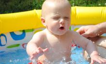 آب بازی کودکان و درمان برخی مشکلات جسمی
