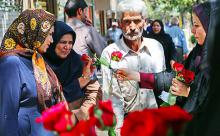 امر به معروف حجاب با اهداي شاخه‌هاي گل به دانشجويان واحد همدان