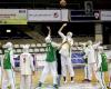 بانوان بسکتبالیست کشورمان با حجاب اسلامی در مقابل ناظر فیبا بازی کردند